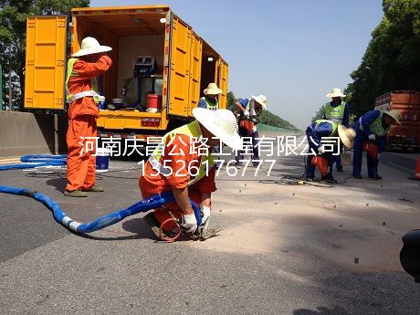 公路壓漿施工隊(duì)：冬天道路結(jié)冰，為啥會(huì)用到它？